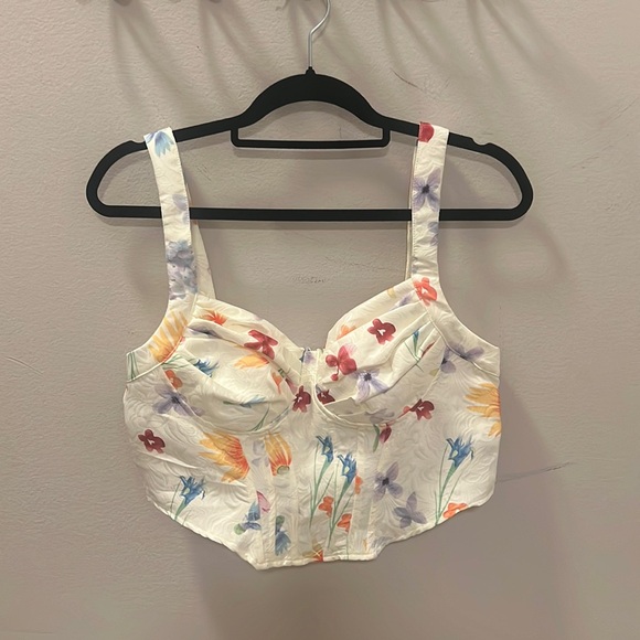 Gorgeous flower tank top, perfect for Summer picnics. - Picture 2 of 3